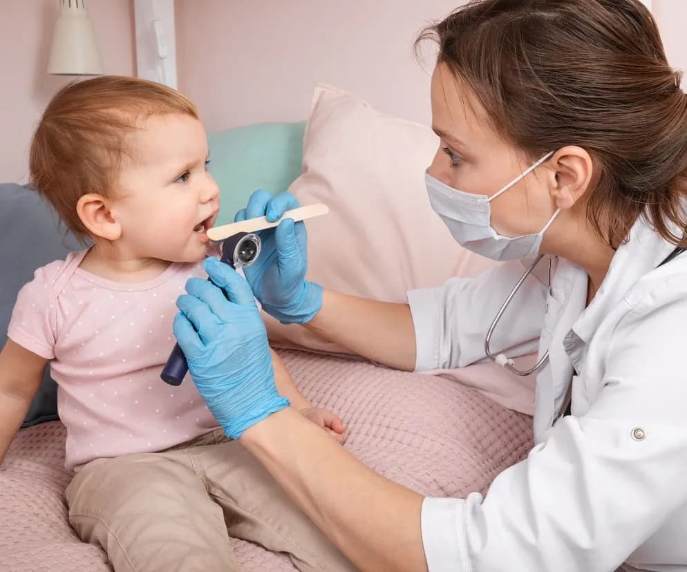 Objawy bólu gardła u niemowlaka – jak je rozpoznać i złagodzić Objawy bólu gardła u niemowlaka – jak je rozpoznać i złagodzić