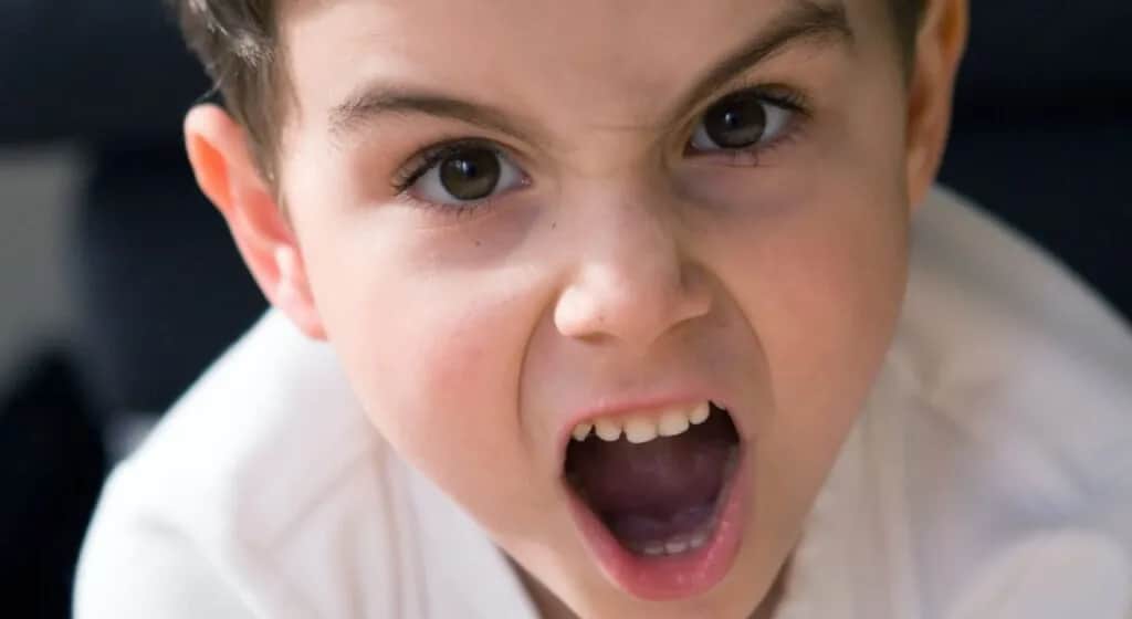 Jak radzić sobie z dzieckiem, które bije i się śmieje? Skuteczne porady